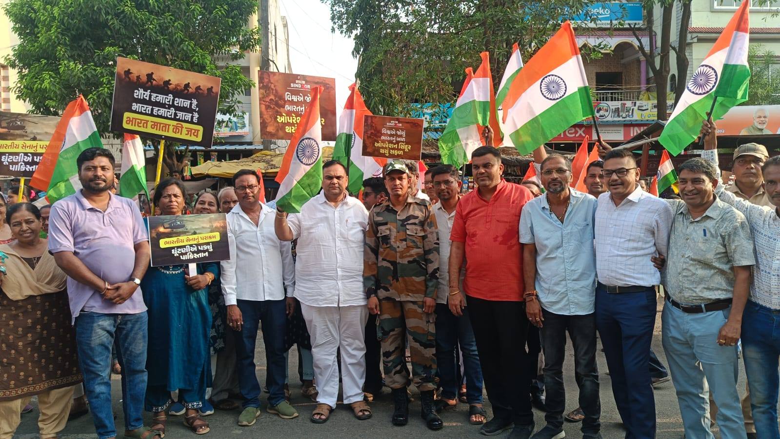 તા.૧૯-૦૫-૨૦૨૫ ના રોજ પહલગામ આતંકવાદ હુમલાનાં બદલામાં કરેલા ઓપરેશન સિંદૂરને સફળતાપૂર્વક પાર પાડી ભારતીય સેનાએ આખી દુનિયામાં પોતાના શૌર્યનો ડંકો વગાડ્યો છે.